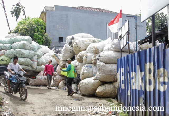 Pemulung Tangsel Raup Miliaran, Punya Gaji & BPJS